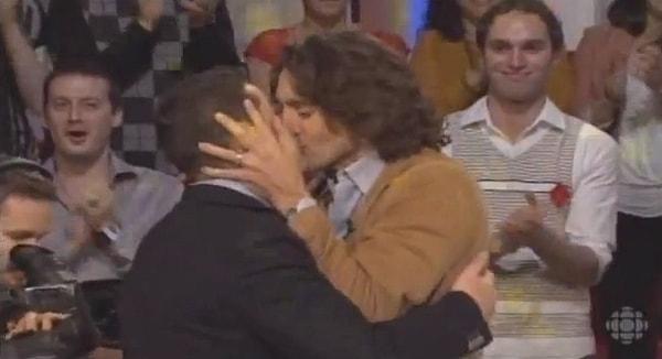 Katıldığı bir şovda eşcinsel sunucuyla öpüştüğü anlar sosyal medyada dolaşan fotoğraflardan yalnızca biri.