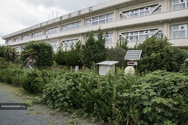 9. Когда-то здесь была школа. Сейчас аппарат показывает уровень радиации 2.3 микрозиверт/час. В целом, за день получается около 10