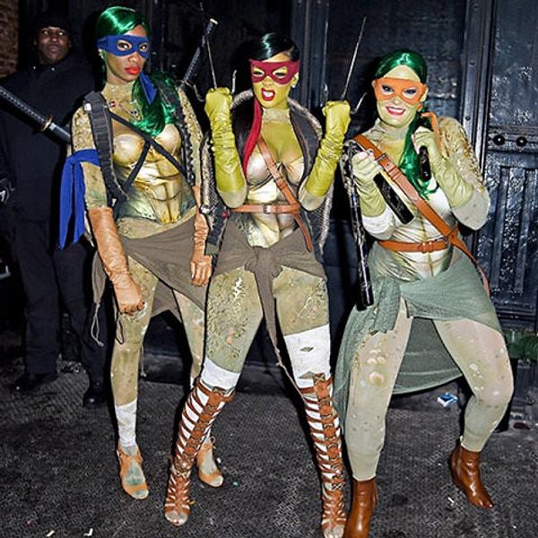 9. Rihanna mutant bir ninja kaplumbağa dönüşmek için bu kadar çabalamasaydı keşke; giyinik ve seksi olmayan her kıyafetin içinde de onu kostümlü sanabilirdik.  😁