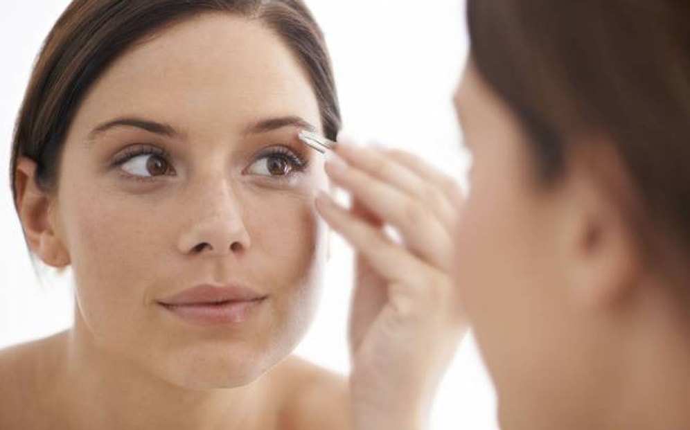 Bir Elinde Cımbız Bir Elinde Ayna: 4 Adımda Kaş Alma Rehberi