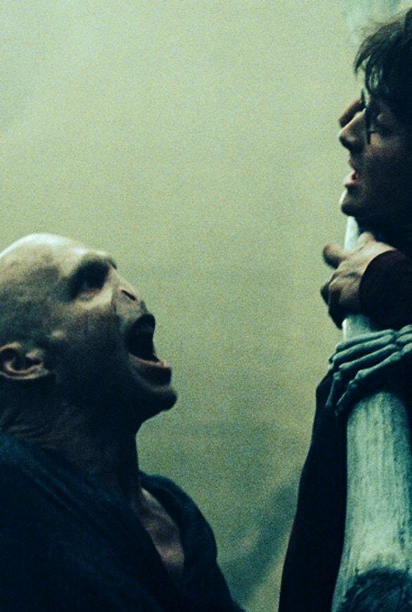 21. Voldemort'ûn adı söze geldiğinde eller direk tahtalara vurulurdu.
