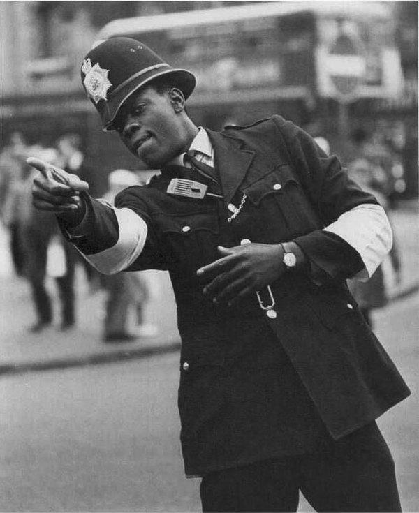 2. İngiltere'nin ilk siyahi polisi Norwell Gumbs trafiği yönetiyor, 1968.