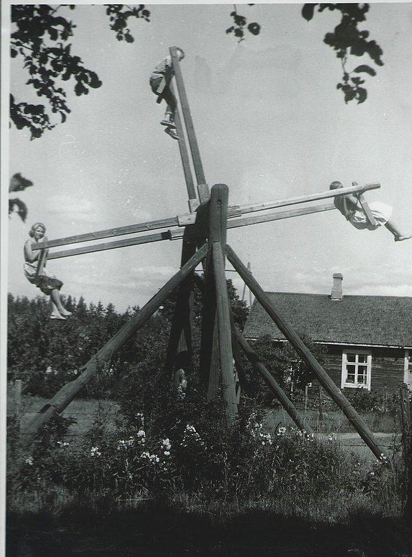 6. İlginç bir salıncakta sallanan insanlar, Finlandiya, 1950'ler.