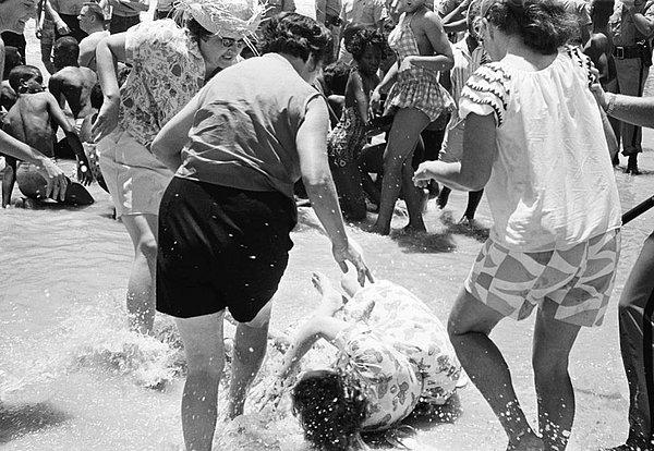 8. Siyahi aktivistleri destekleyen beyaz bir kadın, ırkçı olan bir grup kadının saldırısı sonucu yere düşüyor, 23 Haziran 1964.