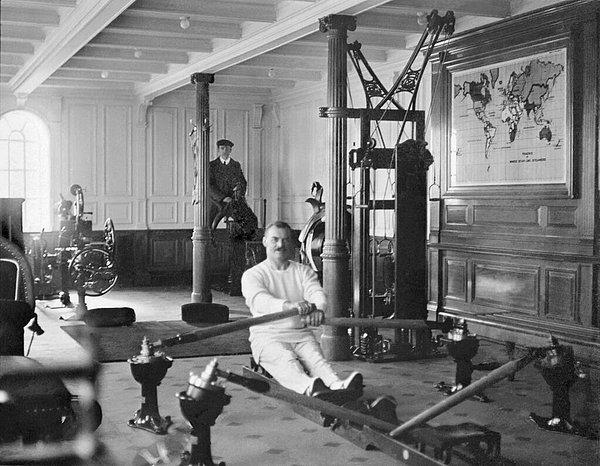 15. Titanik gemisindeki spor salonu, 1912 yılı sıraları.