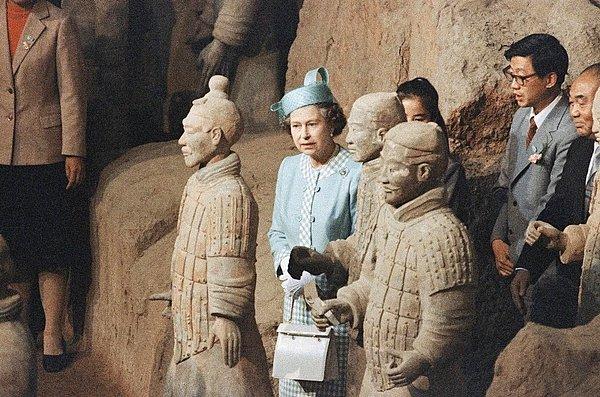 16. Kraliçe Elizabeth, 1986 yılında Çin'e ziyareti sırasında 2000 yıllık Toprak Askerler arasında görülüyor.