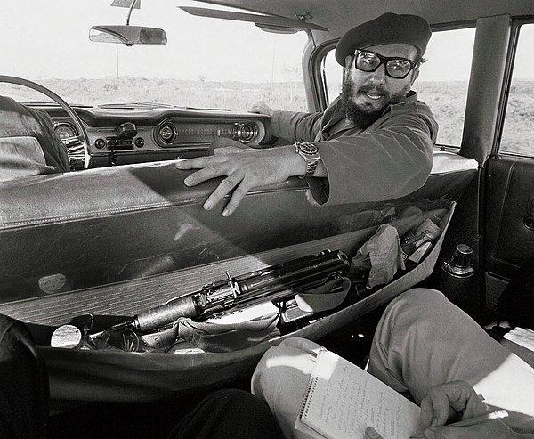 18. Fidel Castro bir arabanın içinde röportaj verirken, 1964.