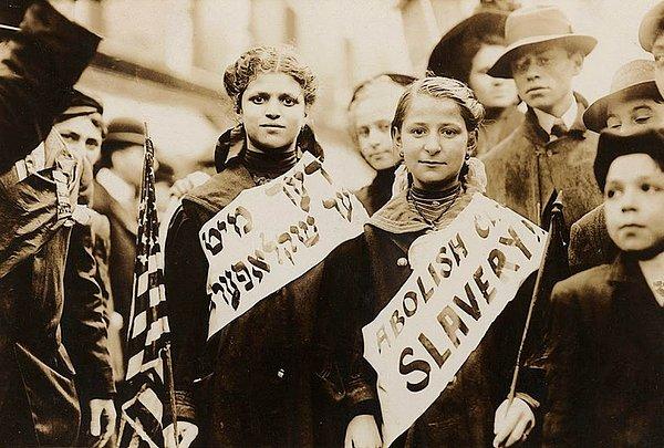 23. Yahudi öğrenciler New York şehrinde yetersiz gördükleri çocuk işçi yasalarını protesto ediyor, 1909.