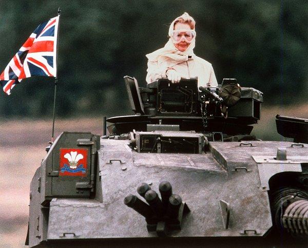 24. Eski İngiliz Başbakanı Margaret Thatcher bir tankın içinde, 1986.