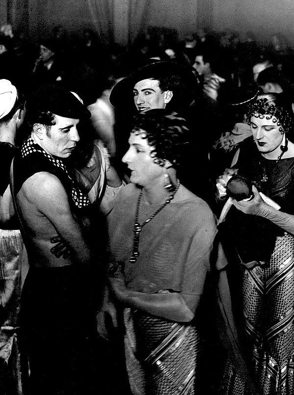 26. 1932 yılında Fransa'nın ilk eşcinsel gece kulüplerinden biri.