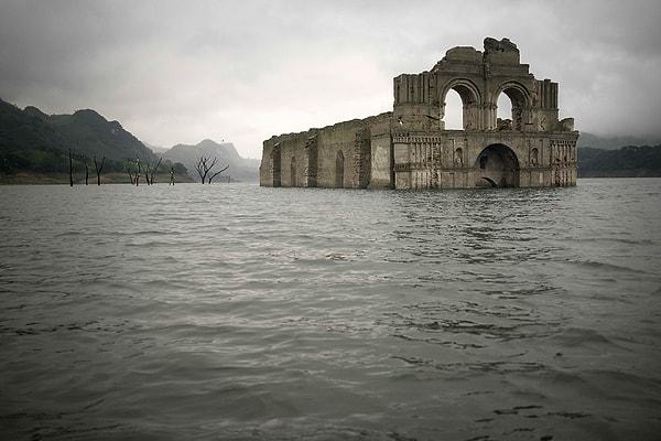 Çünkü Nezahualcoyotl baraj gölündeki su seviyesi 25 metreye düştüğünde, 16. yüzyılda inşa edilen bu kilise ortaya çıkıyor.