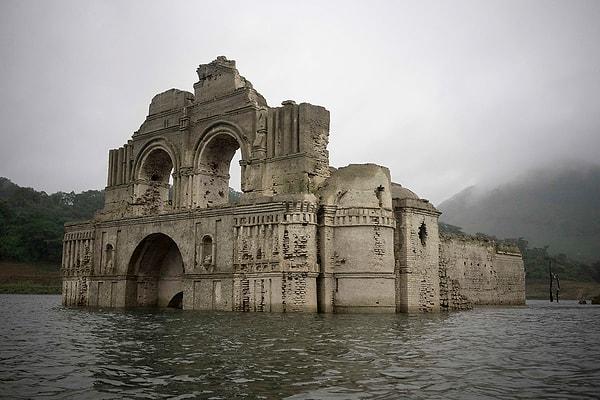 Keşişlerin diktiği, Santiago Tapınağı olarak da bilinen yapı 1770'lerde salgın hastalıklar yüzünden terkedilmiş.