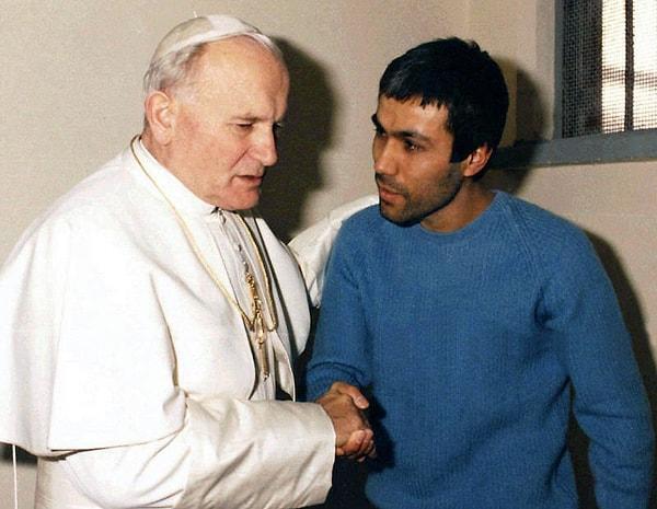 13. 1983 -  Papa ve suikastçisi Mehmet Ali Ağca'nın görüşmesi