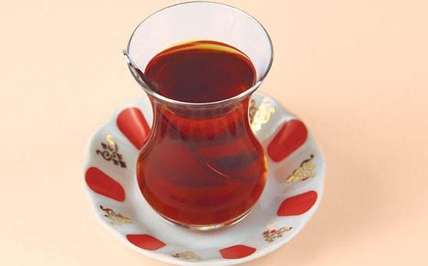 6. Bir masaya geçip çayını söylersin ve yine o bayatladığı belli, yüz buruşturan çayı bir şekilde yudumlarsın.