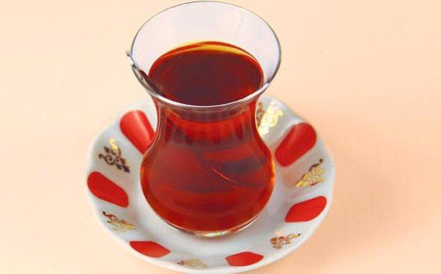 6. Bir masaya geçip çayını söylersin ve yine o bayatladığı belli, yüz buruşturan çayı bir şekilde yudumlarsın.