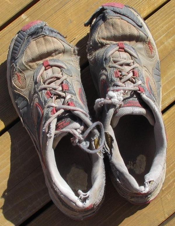 12. Fren teli koptuğunda ayağını tekerleğe koyarak fren yapmak zorunda kalırsın ve çok geçmeden tabanı erimiş bir ayakkabıya sahip olursun.