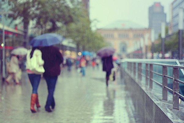 9. Edebiyat: Yağmur altında yapılan keyifli, dinlendirici bir yürüyüş tüm stresinizi alıp götürmeye yeter.