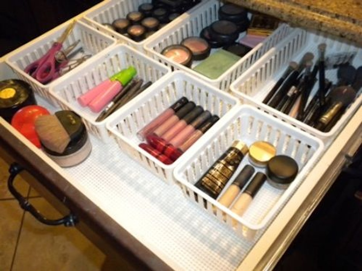 Organizing allows. Лайфхак для хранения косметики. Хранение косметики в комоде. Организация хранения косметики в ящике. Комод для косметики.