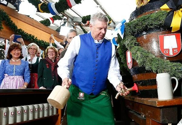 1. Bu yıl 182.'si düzenlenen Oktoberfest, Münih Belediye Başkanı Dieter Reiter’in 200 litrelik bira fıçısına musluk çakmasıyla başlamıştı.