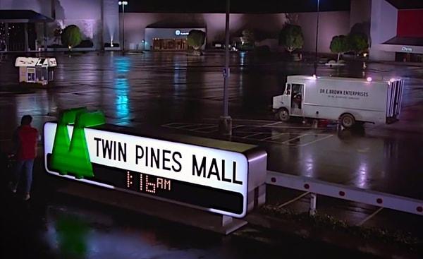 2. Saldırı Twin Pines Mall, yani "İkiz Çamlar" alışveriş merkezinde gerçekleşmişti. Tabela üzerindeki  İkiz Çamlar ifadesinin, Yalnız Çam'a dönüşümünü başka bir galerimizde açıklamıştık. Ancak şimdi tüm dikkatinizi yeniden o ışıklı tabelaya yöneltmenizi istiyoruz.