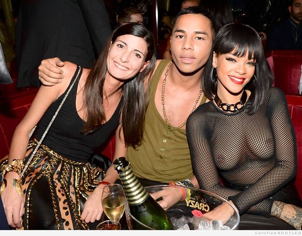 Тем, кто все еще сомневается в естественности Рианны и отсутствии у нее каких-либо комплексов, посвящается эта фотография, сделанная в одном из ночных клубов Парижа с близкими друзьями певицы.