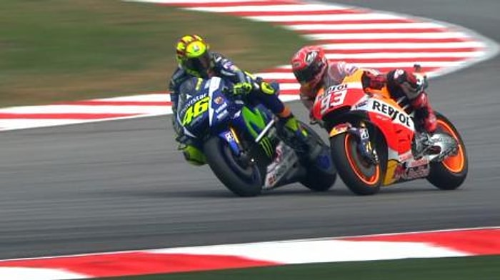 Valentino Rossi, Malezya Moto GP'de Yarış Esnasında Marc Marquez'e Tekme Attı!