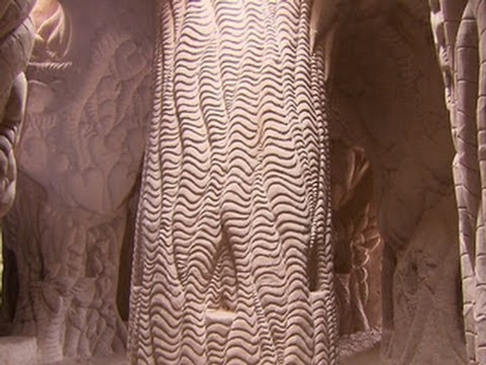 25 Yıl Boyunca Kendini Sosyal Yaşamdan İzole Eden Adamın Muhteşem Mağara Tasarımı