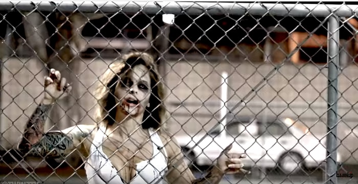 Yaprak Üfleme Makinesi ile Eteği Kaldırılan Kız Zombi Çıkarsa