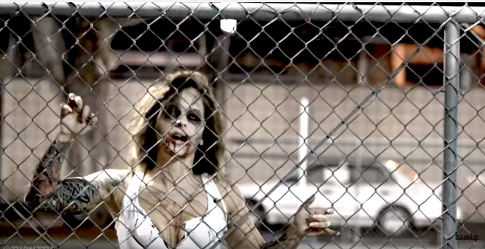 Yaprak Üfleme Makinesi ile Eteği Kaldırılan Kız Zombi Çıkarsa