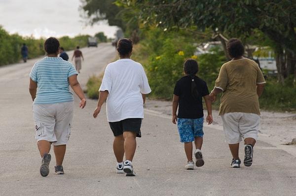 Nauru, vatandaşlarının hiçbir genetik sorunları olmamasına rağmen fast food tarzı beslenmenin ülkeye gelmesi ve fiziksel aktivitenin düşmesiyle dünyanın en şişman ülkesi olmuş.