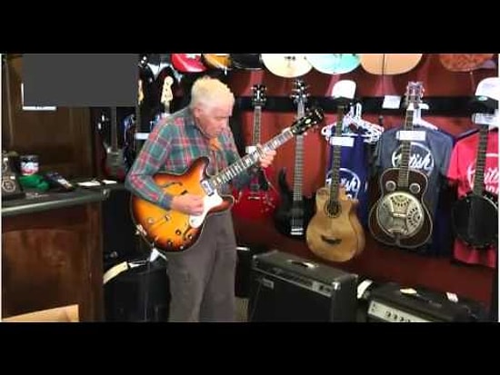 Elektro Gitar ile Müzik Dükkanında Şov Yapan 81 Yaşındaki Rockstar Dede