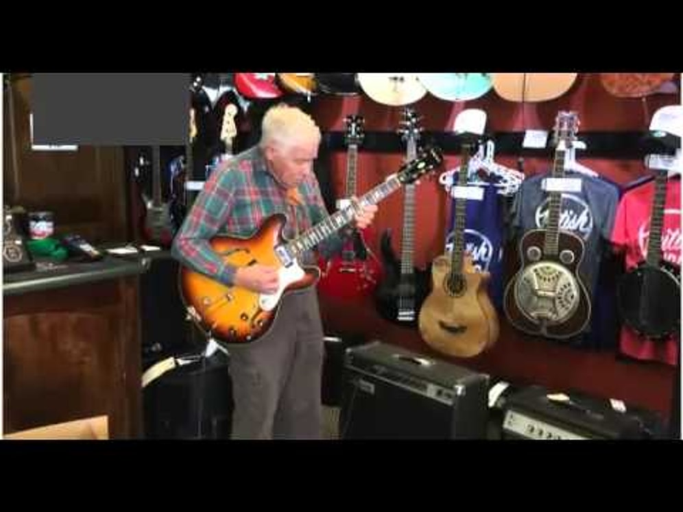 Elektro Gitar ile Müzik Dükkanında Şov Yapan 81 Yaşındaki Rockstar Dede