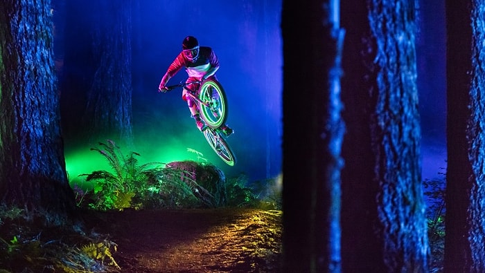 Baş Döndürücü Güzellikteki Tron Stili ile Dağ Bisikleti Sürme: Darklight