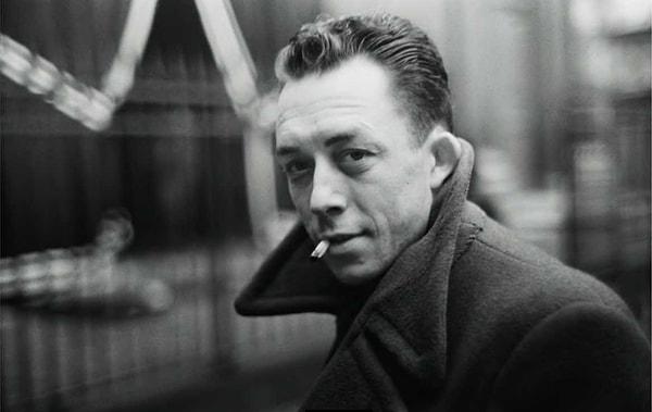12. Albert Camus futbolu tutkuyla seven bir kişiydi ve gençliğinde kaleciydi. Futbolu her zaman edebiyat ve tiyatroya tercih ettiğini belirtmiştir.