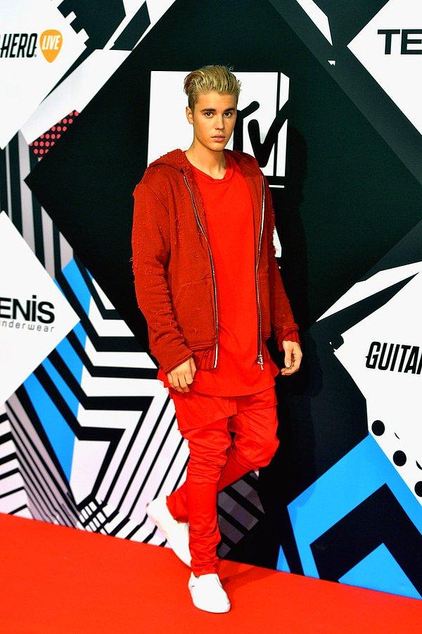 Aldığı beş ödülden birisi de "En İyi İmaj" olan Justin Bieber'ın kıyafeti, nasıl desem bilemedim biraz fazla mı kırmızı sanki?