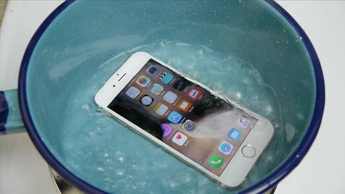 iPhone 6s'i Kaynar Suya Atıp İnsafsızca Karıştırdılar!