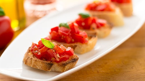 Julia ve Julie filminde bir yandan sinirle konuşurken diğer yandan enfes Bruschetta'lar hazırlanıyordu.