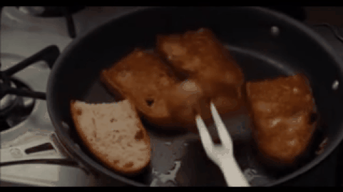 Julia ve Julie filminde bir yandan sinirle konuşurken diğer yandan enfes Bruschetta'lar hazırlanıyordu.