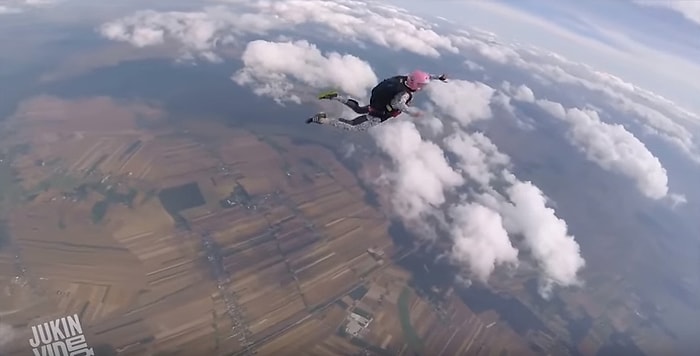Uçaktan Atladıktan Sonra Kontrolünü Kaybeden Paraşütçünün Yardımına Babası 'Uçtu'