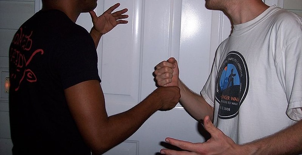 El Sıkışmaktan Sarılmaktan Falan Sıkılan Kankalara Özel 22 Orijinal Selamlaşma Şekli