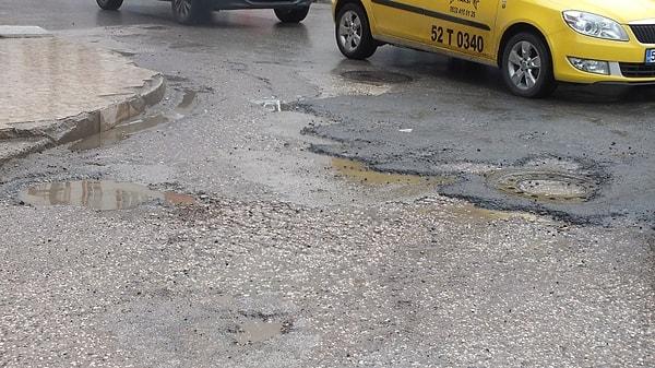 2. Bir yol çalışmasının ardından eskisi gibi bırakılmadığı için yamalı bir hale bürünen asfaltlar.