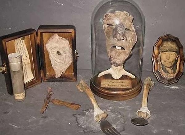 Ed Gein 1957'de bir hırdavat dükkanı çalışanını öldürmekten tutuklandığında, evinde kadın yüzü maskelerinin yanı sıra insan vücudundan yapılmış bir ''eşya koleksiyonu'' da ortaya çıktı.