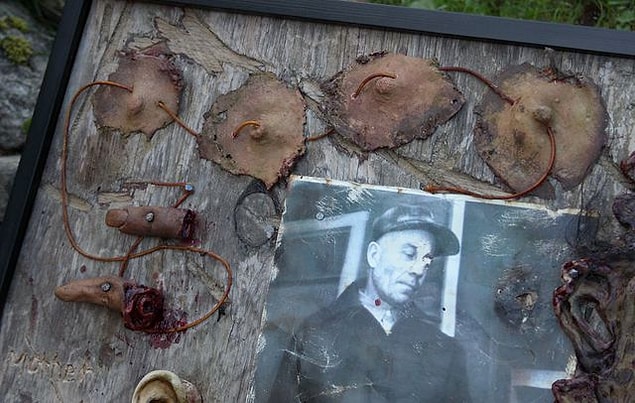 Ve son olarak, çeşitli ceset parçalarıyla süslenmiş çerçeve: