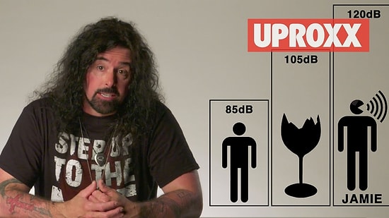 Sesiyle Cam Bardağı Paramparça Etmeyi Deneyen Rockstar