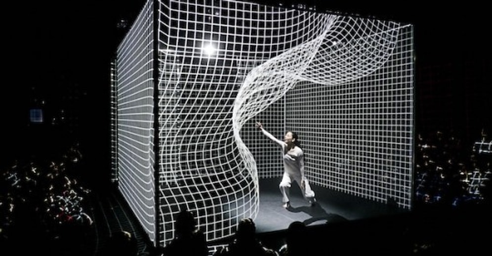 Sanat ve Teknolojinin Muhteşem Birleşmesi ile Oluşan Çarpıcı Dans Performansı