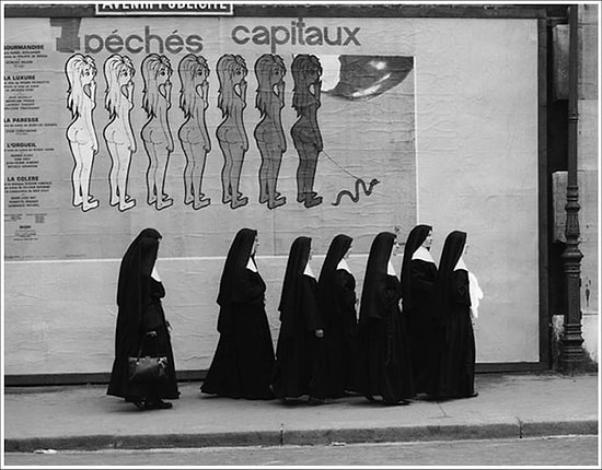 Hayatın Tesadüflerle Çok Daha Eğlenceli Olduğunu Kanıtlayan Siyah Beyaz Fotoğraflar