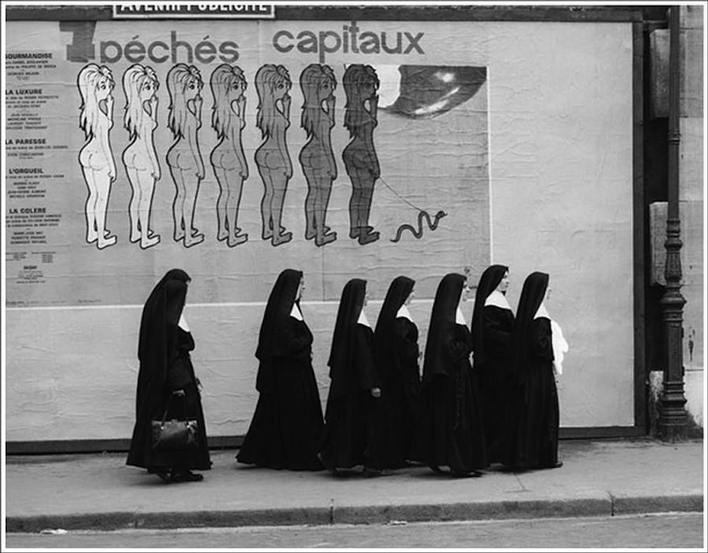 Hayatın Tesadüflerle Çok Daha Eğlenceli Olduğunu Kanıtlayan Siyah Beyaz Fotoğraflar