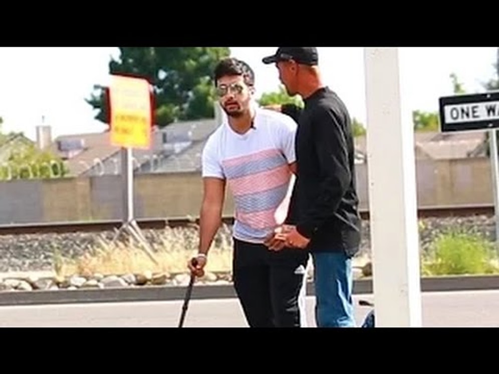 Kütüphaneye Gitmek İsteyen Görme Engelli Birine Zenginler mi Daha Yardımsever Davranır Fakirler mi?