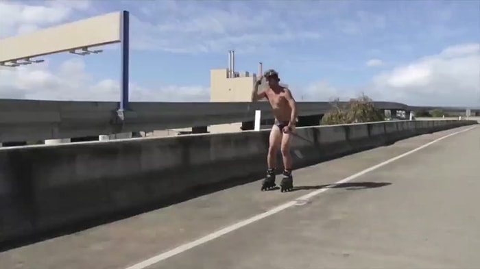 Bazen Bir Erkeğin Yaptıklarına Anlam Veremezsiniz: Trafikte Çıplak Şekilde Paten Binen Adam