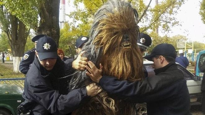 Darth Vader'a Oy İsteyen Chewbacca Gözaltına Alındı